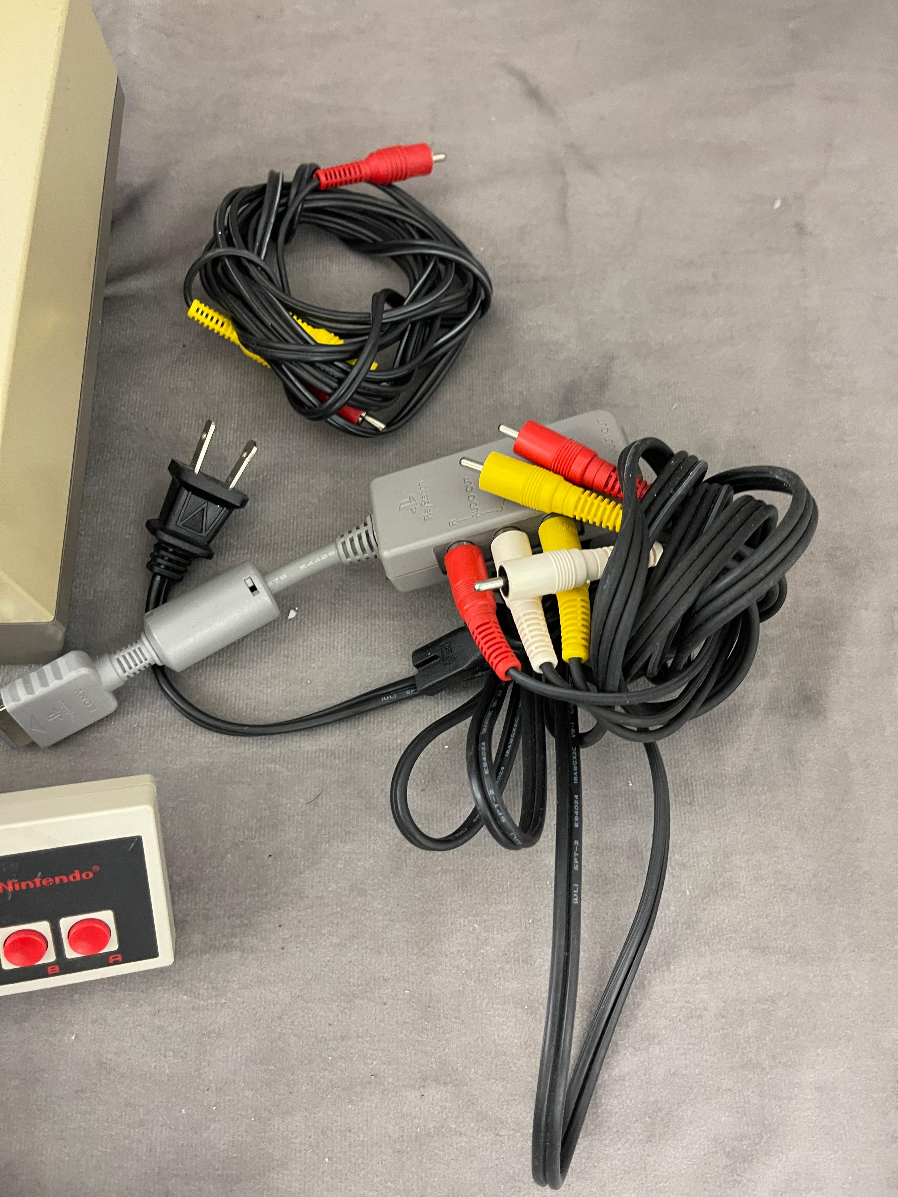 Nintendo SNES Super Nintendo with Cables and Nintendo Zapper