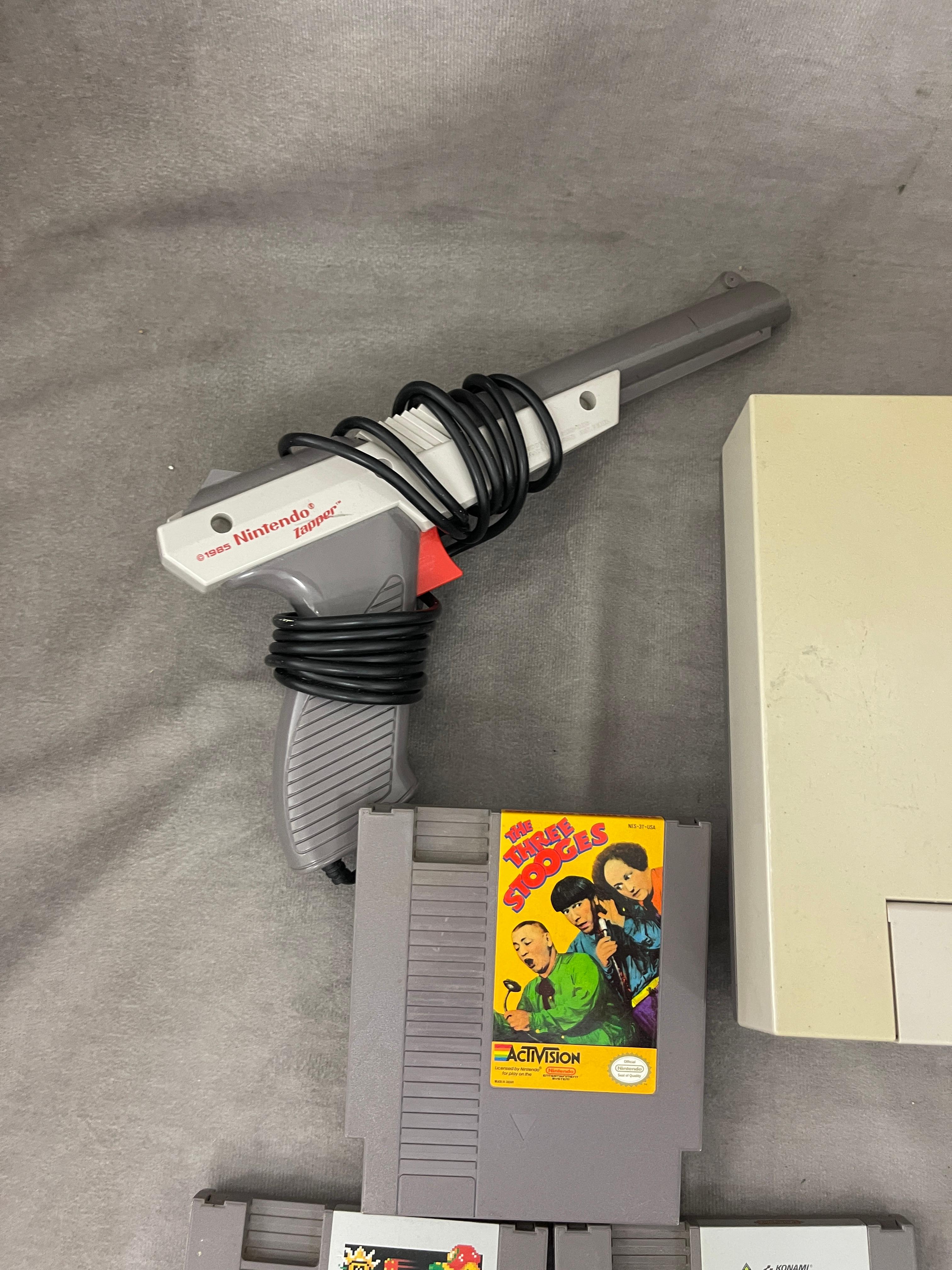 Nintendo SNES Super Nintendo with Cables and Nintendo Zapper