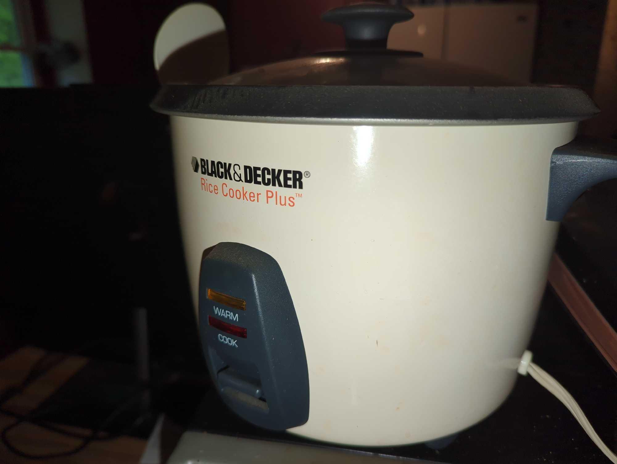 (DR) LOT OF ASSORTED (KIT)CHEN ITEMS INCLUDING GE WAFFLE MAKER, BLACK AND DECKER RICE COOKER PLUS,