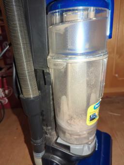 (DR) BISSELL EASY VAC? LIGHTWEIGHT UPRIGHT VACUUM, MODEL 3130-H, RETAIL PRICE $40, APPEARS TO BE