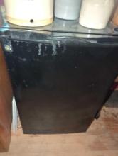 (DR) GE COMPACT FRIDGE, MODEL WMR04BAPBBB, APPROXIMATE DIMENSIONS - 32.5" H X 20" W X 21" D, WHAT