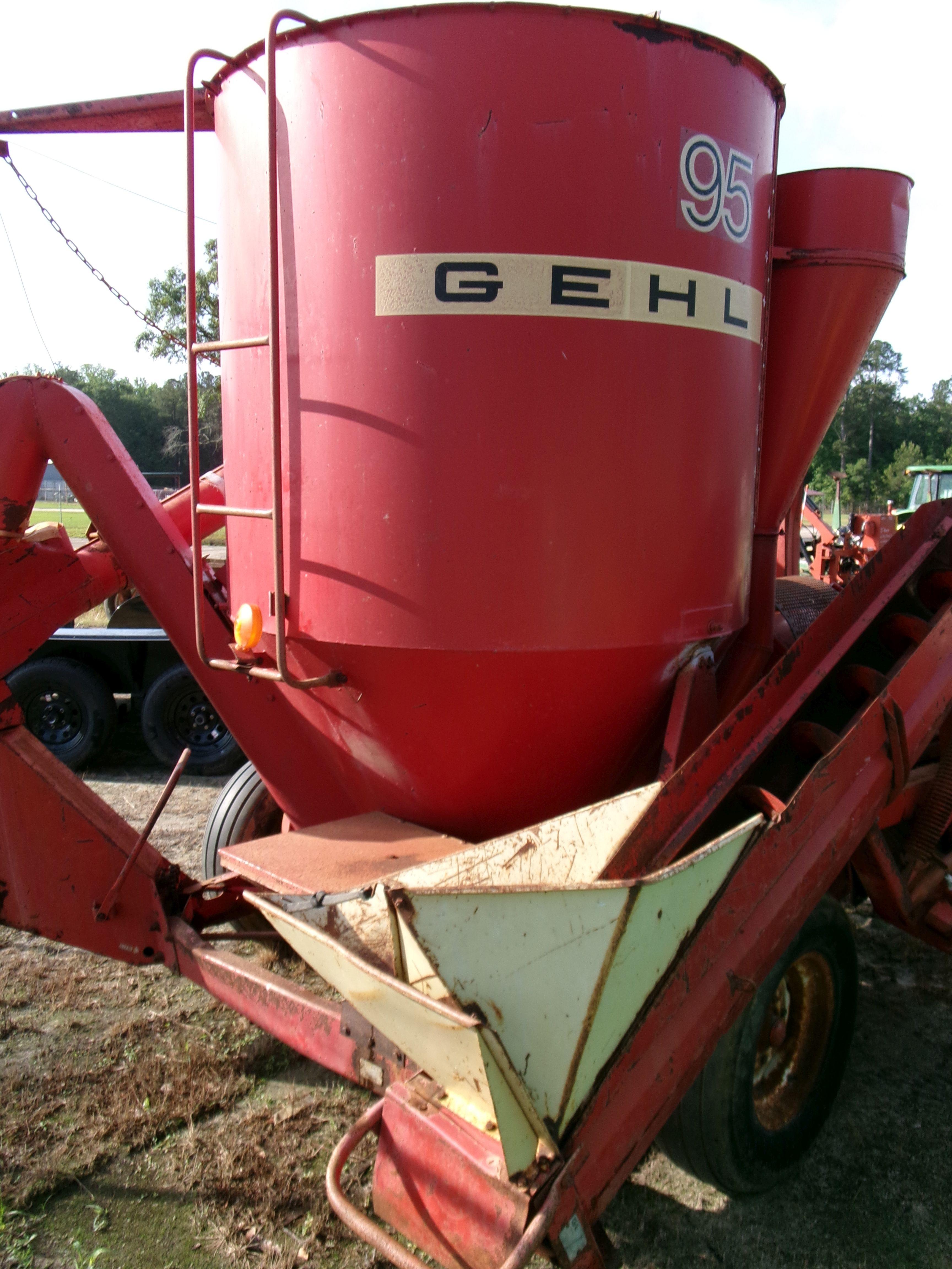 (8997)  Gehl 95 Mix All Feed Grinder