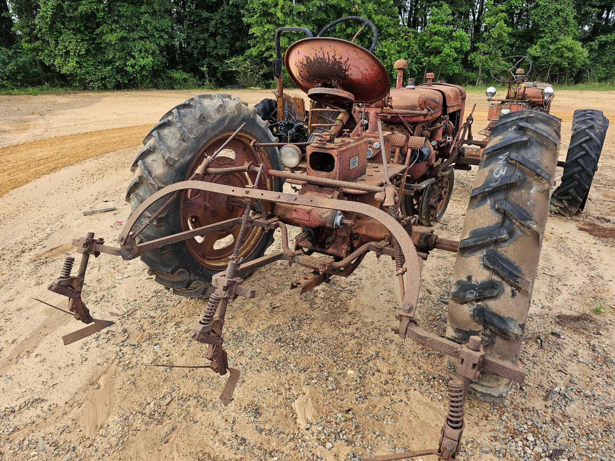 1055 - FARMALL TRACTOR