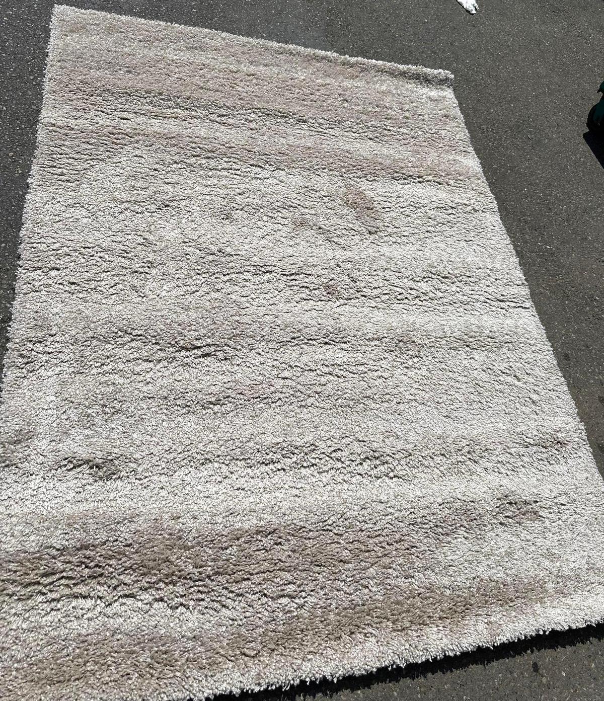 Like New 6' x 7' Eye Lash Shag Area Rug