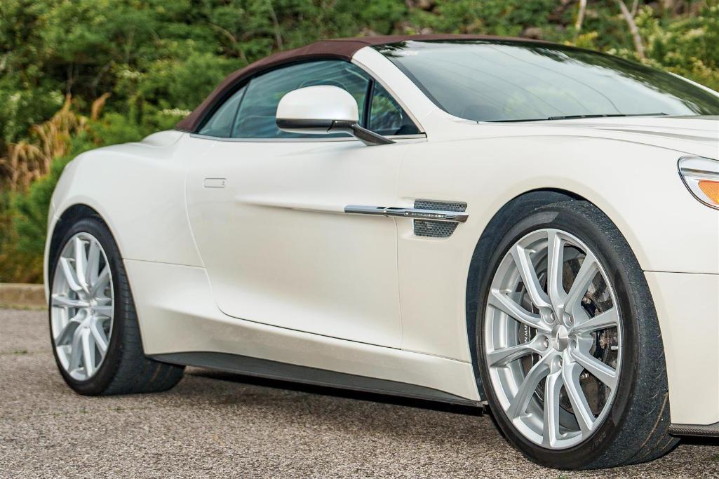 2016 ASTON MARTIN VANQUISH VOLANTE CARBON