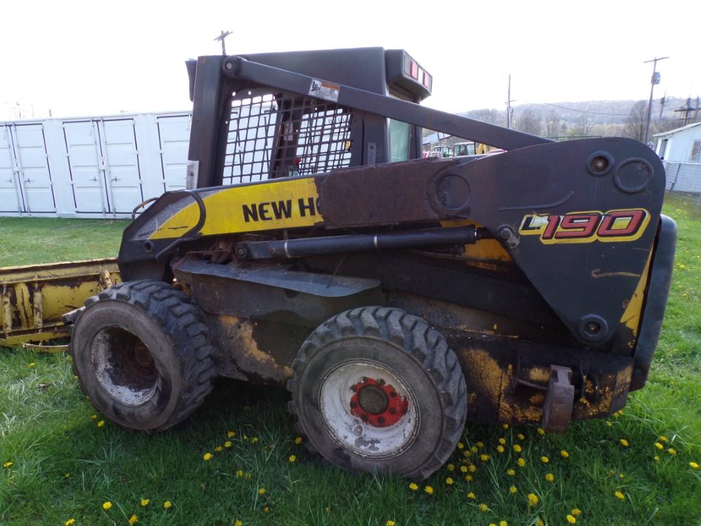 New Holland L190 Skid Steer Loader, Runs, Won't Move, Boom Has Been Welded,