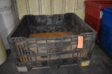 PLASTIC SKID/TOTE WITH COLLAPSABLE SIDES,