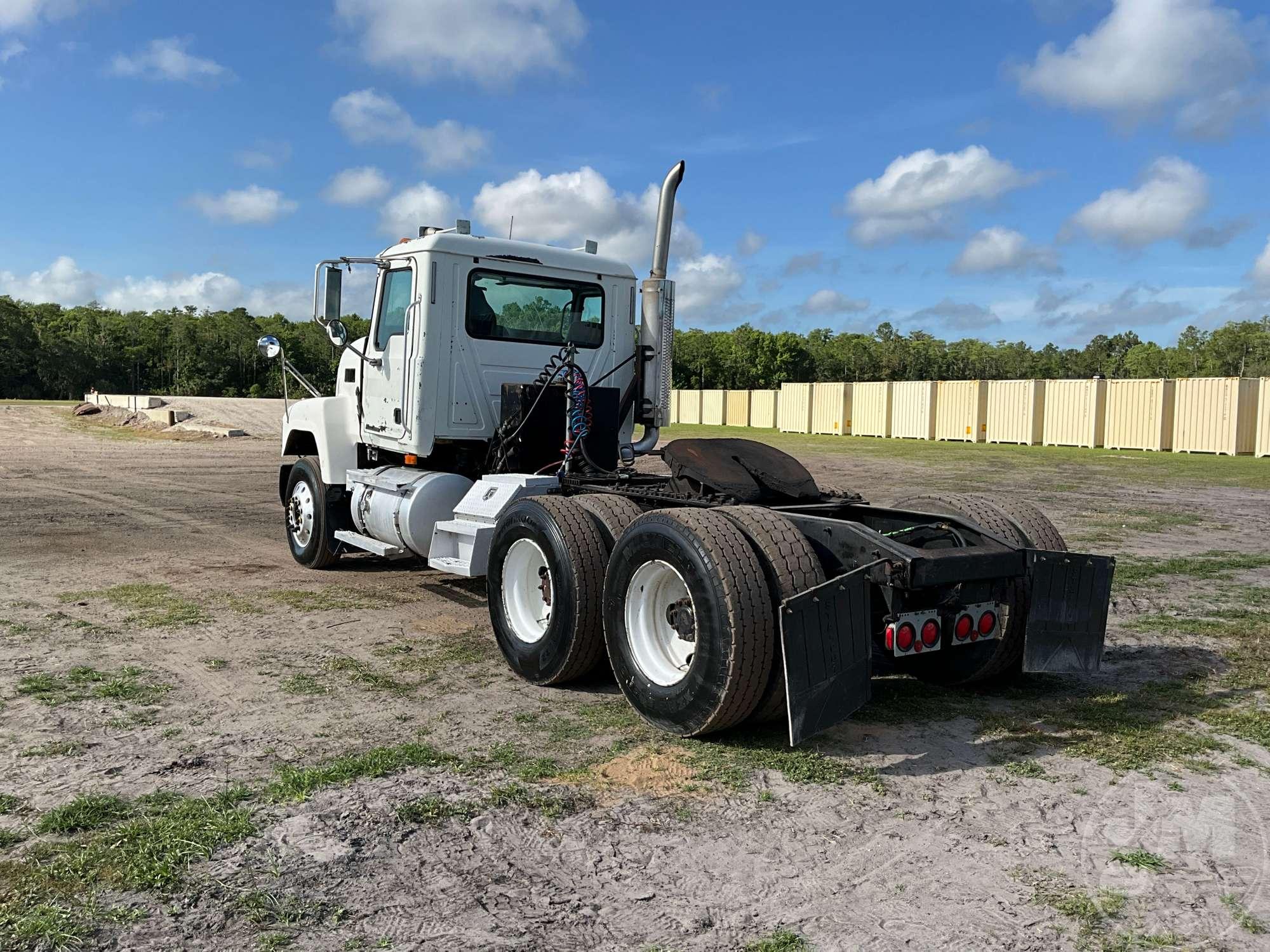 2006 MACK CHN613 TANDEM AXLE DAY CAB TRUCK TRACTOR VIN: 1M1AJ06Y66N004869