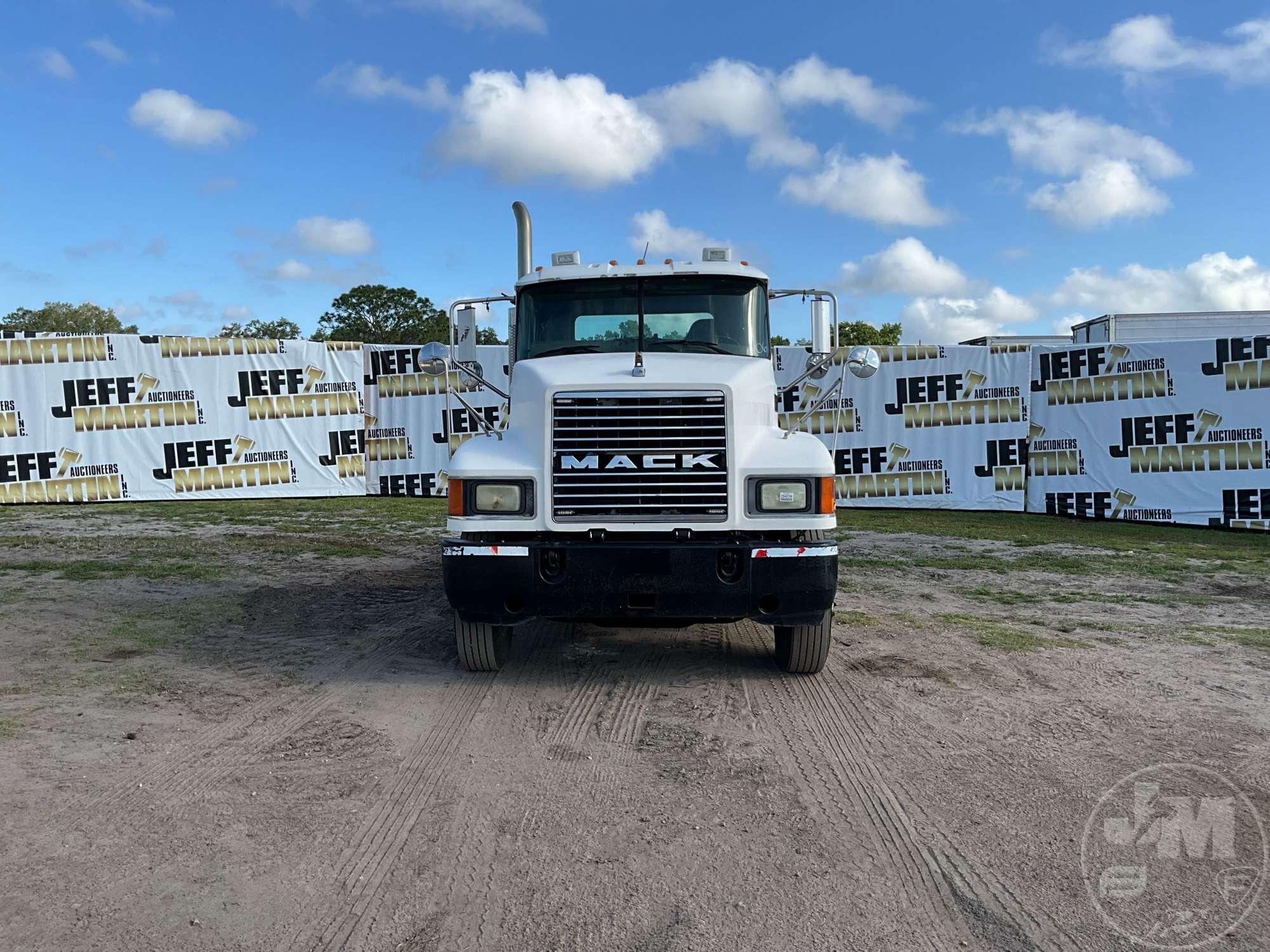 2006 MACK CHN613 TANDEM AXLE DAY CAB TRUCK TRACTOR VIN: 1M1AJ06Y66N004869