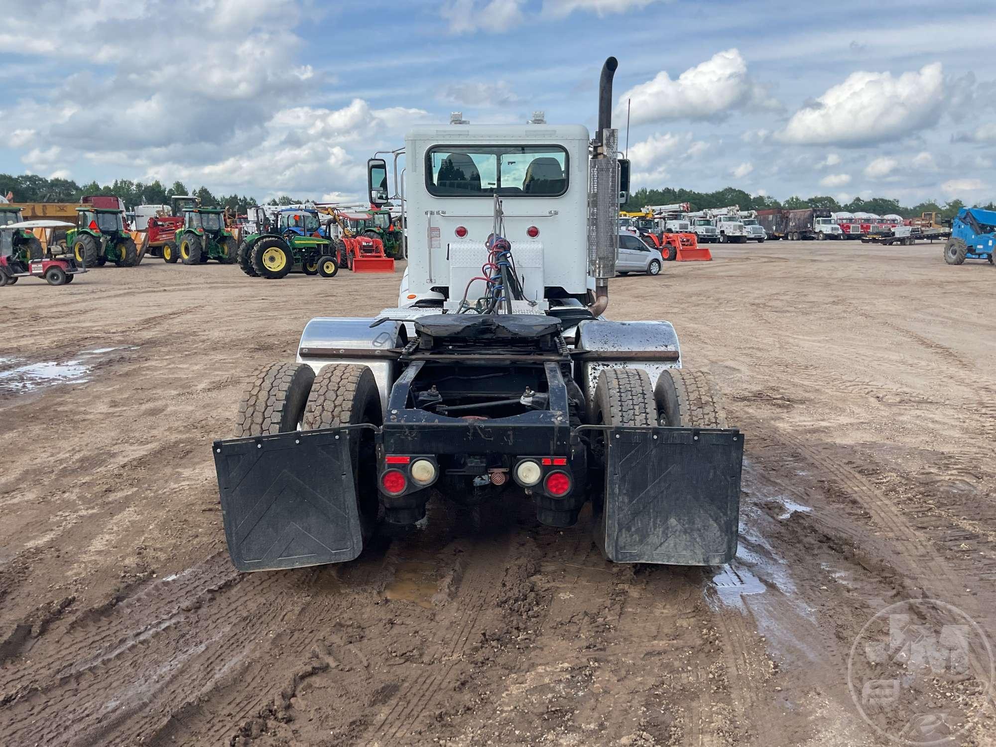 2011 PETERBILT 386 TANDEM AXLE DAY CAB TRUCK TRACTOR VIN: 1XPHD49X4BD130145