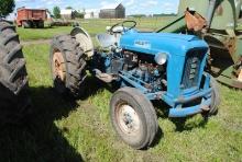 1962 Ford 2000 Tractor, wide front, fenders, 4-cylinder, dual hydraulics, 540 pto, overriding clutch