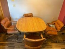 Kitchen table set, 4 chairs and 2 leaves included