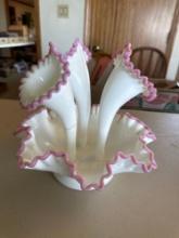 Fenton Epergne bud vase.... (1 stem cracked)