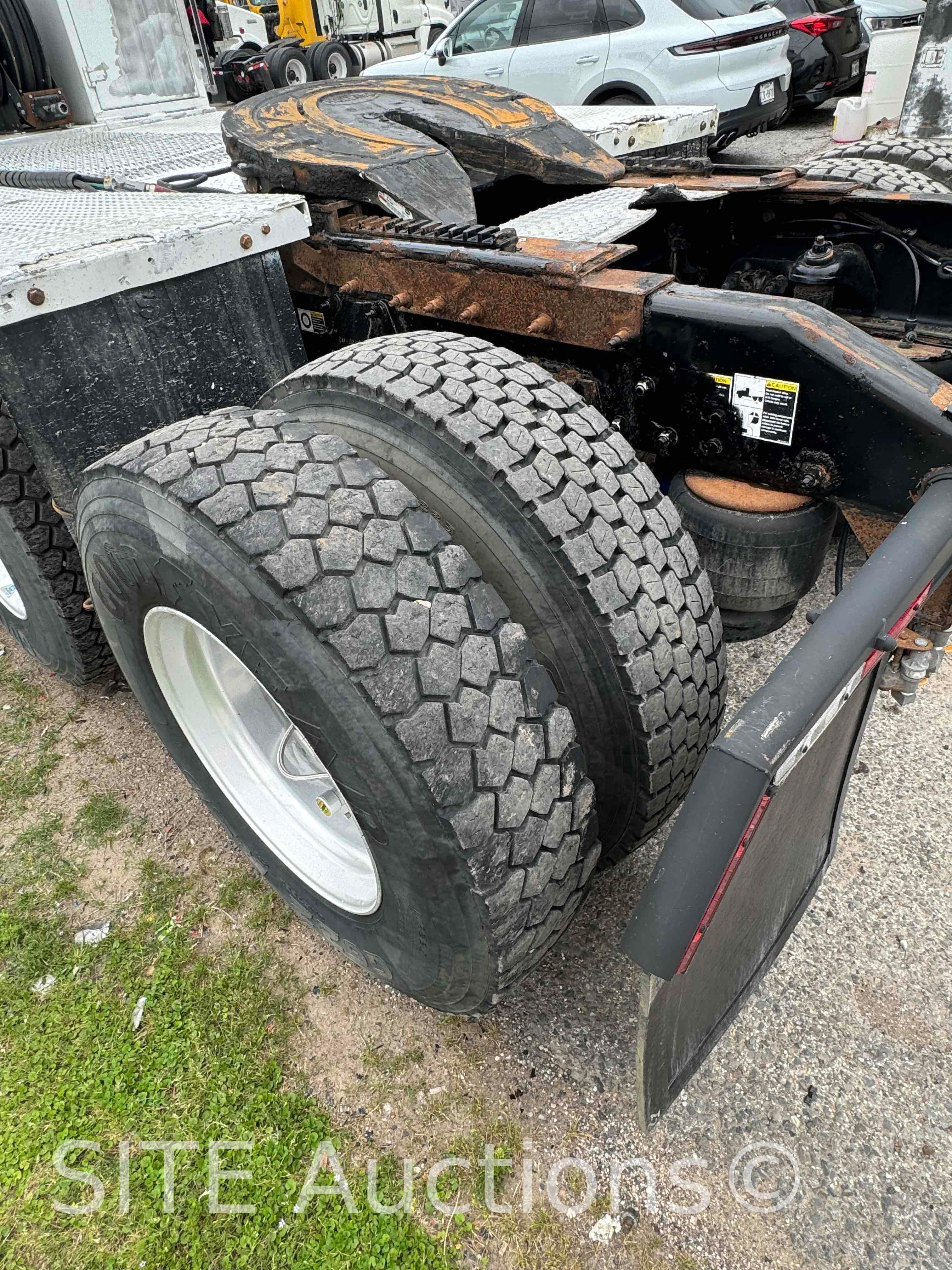 2014 Peterbilt 367 Tri/A Daycab Truck Tractor