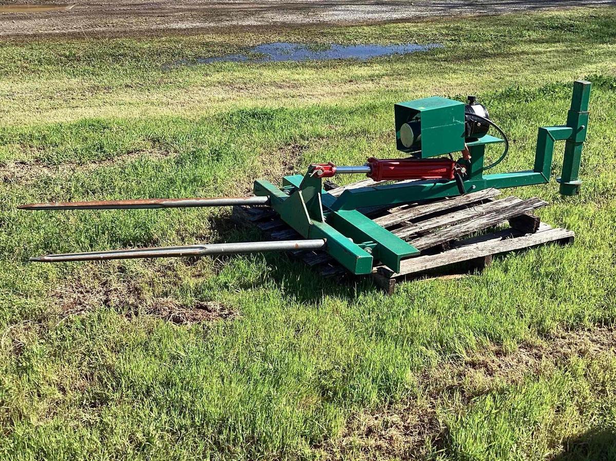 Self contained hydraulic bale spike that connects to gooseneck ball