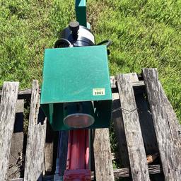 Self contained hydraulic bale spike that connects to gooseneck ball