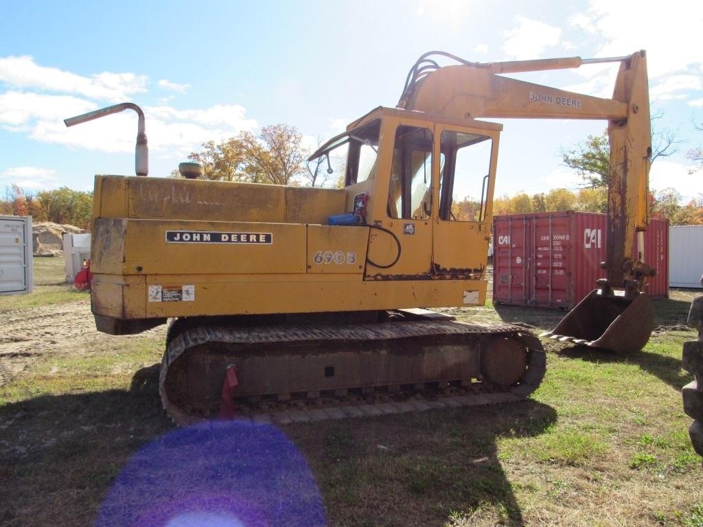 Deere 690B Excavator