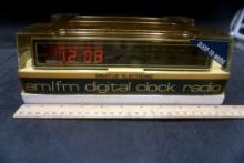 A.M./F.M. Spartus Electronic Digital Clock Radio