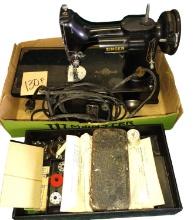VINTAGE SINGER FEATHERWEIGHT SEWING MACHINE (Musty)