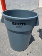 44 GAL BRUTE - RUBBERMAID COMMERICAL PRODUCTS TRASH CAN (POMPANO, FL)