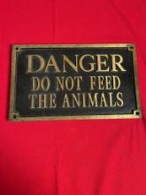Danger Do Not Feed The Animals Sign