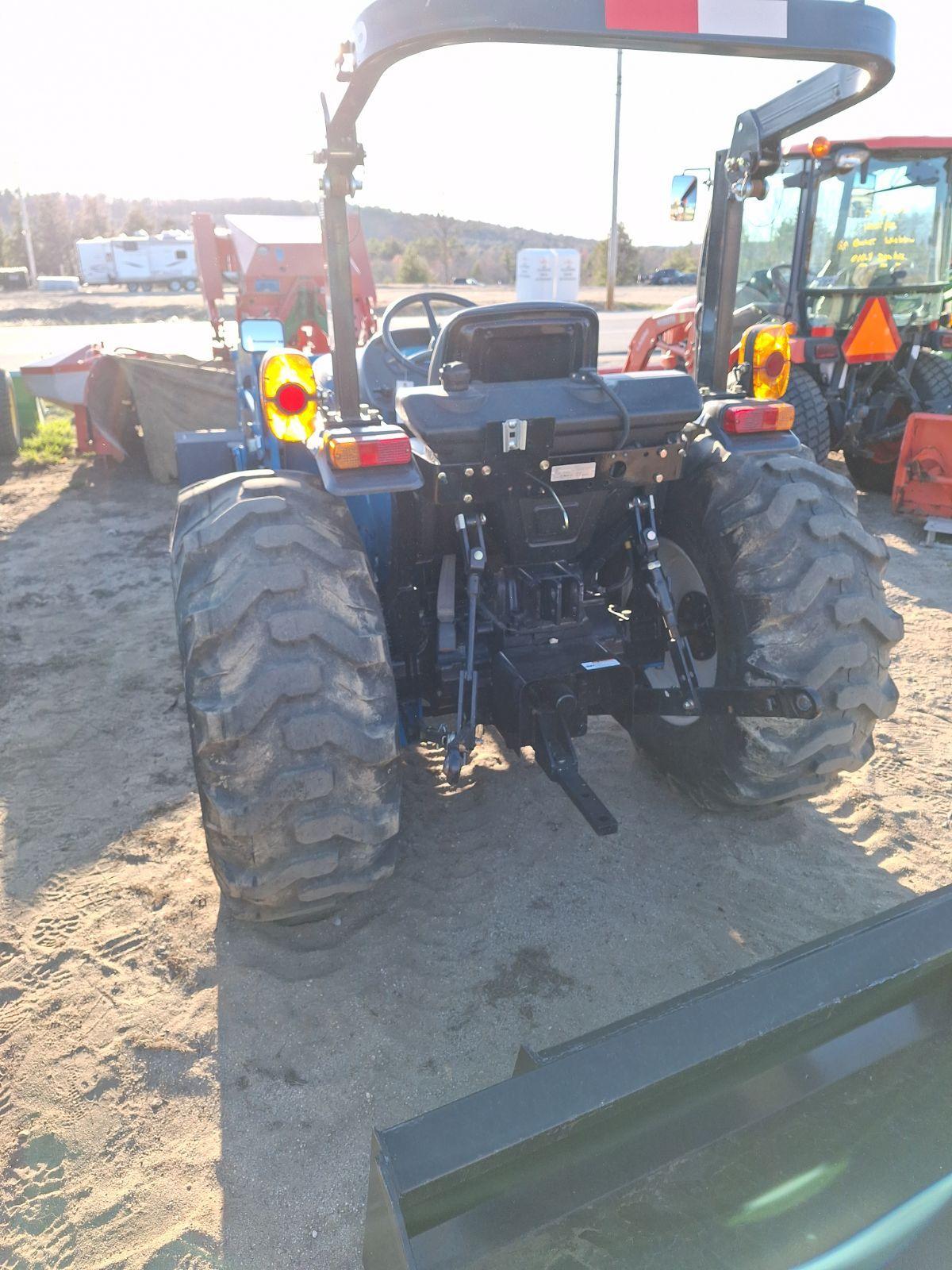 2017 LS 3025H tractor