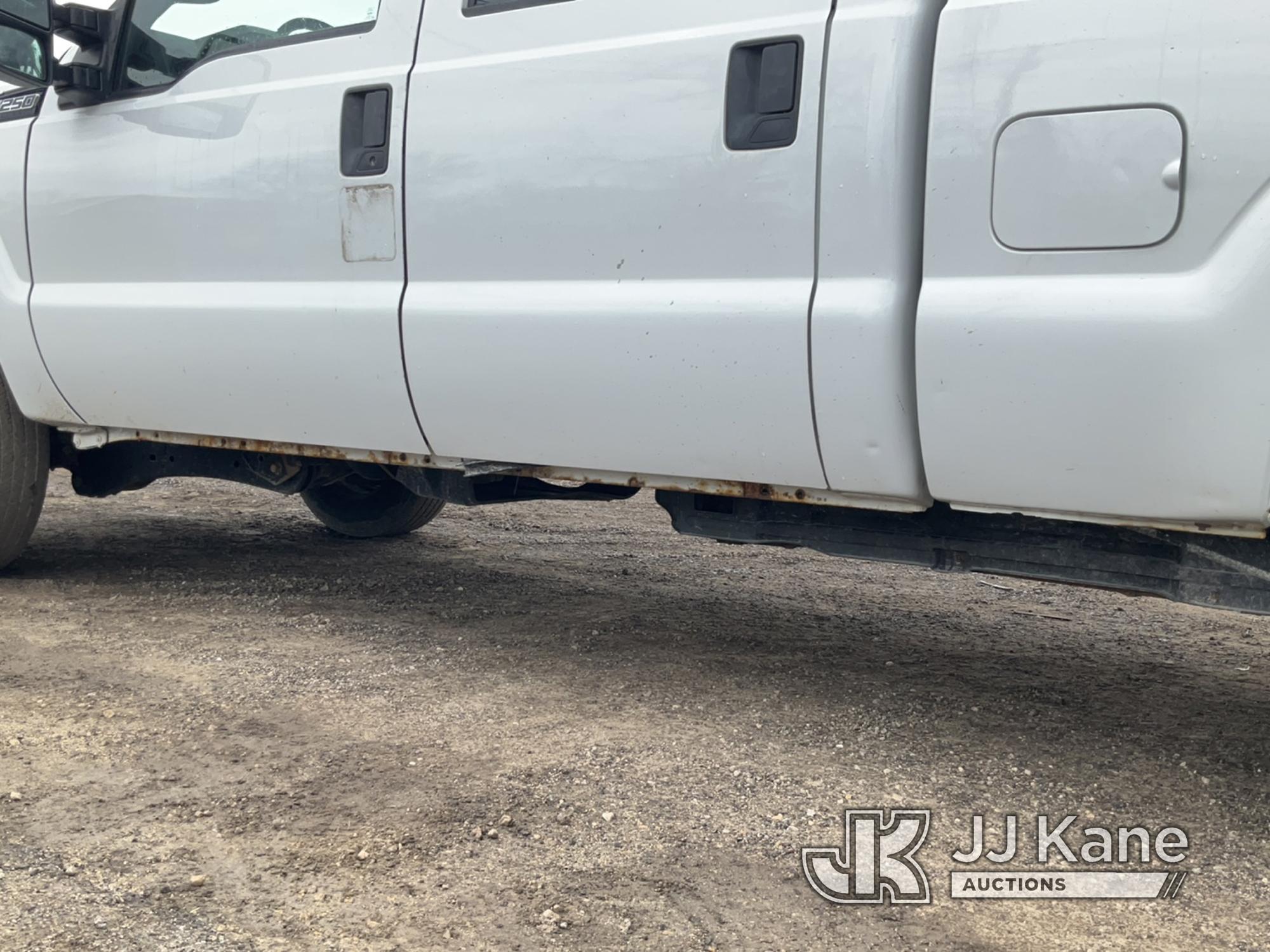 (South Beloit, IL) 2015 Ford F250 4x4 Crew-Cab Pickup Truck Runs & Moves) (Paint Damage, Seller Stat