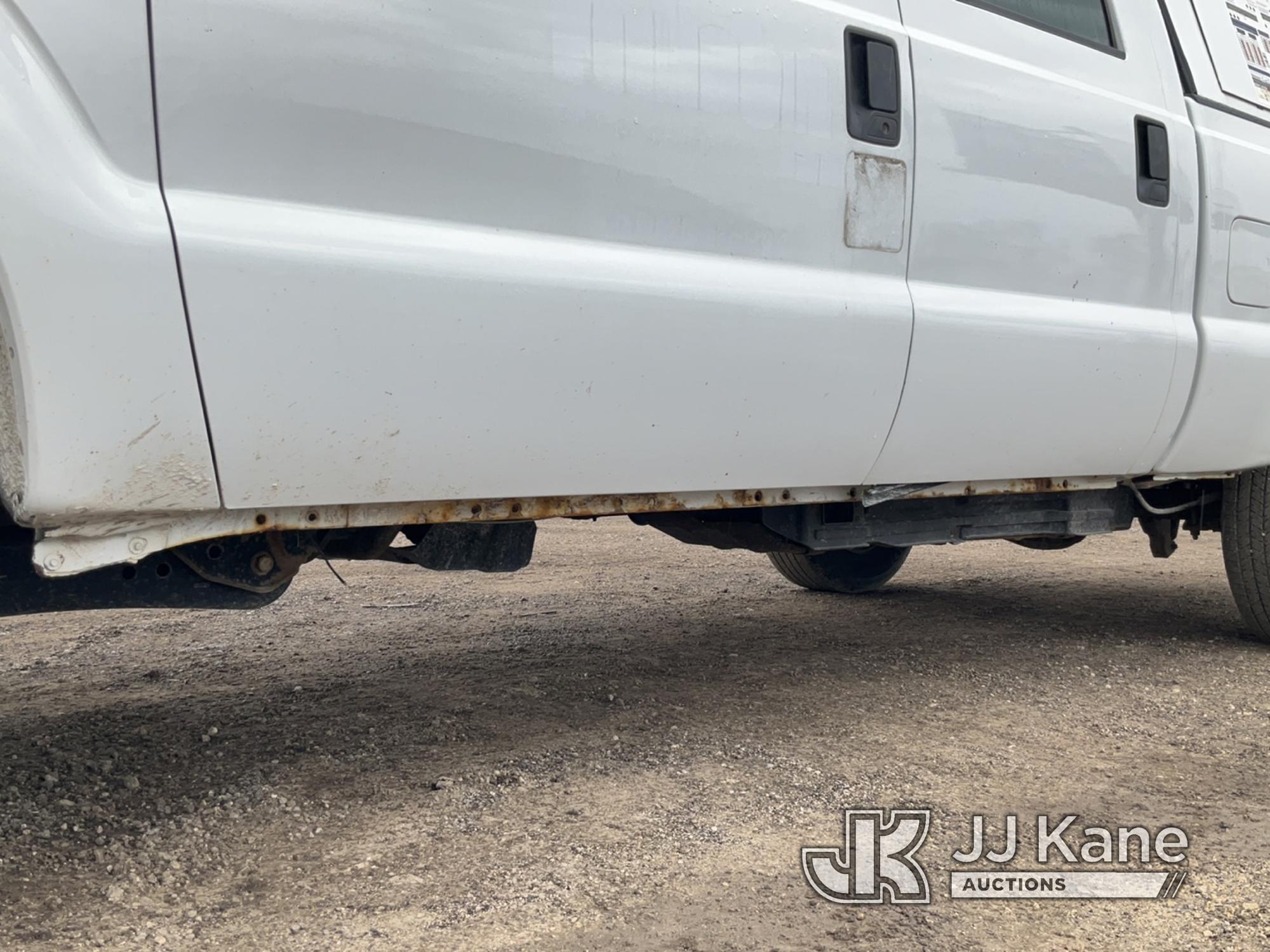 (South Beloit, IL) 2015 Ford F250 4x4 Crew-Cab Pickup Truck Runs & Moves) (Paint Damage, Seller Stat