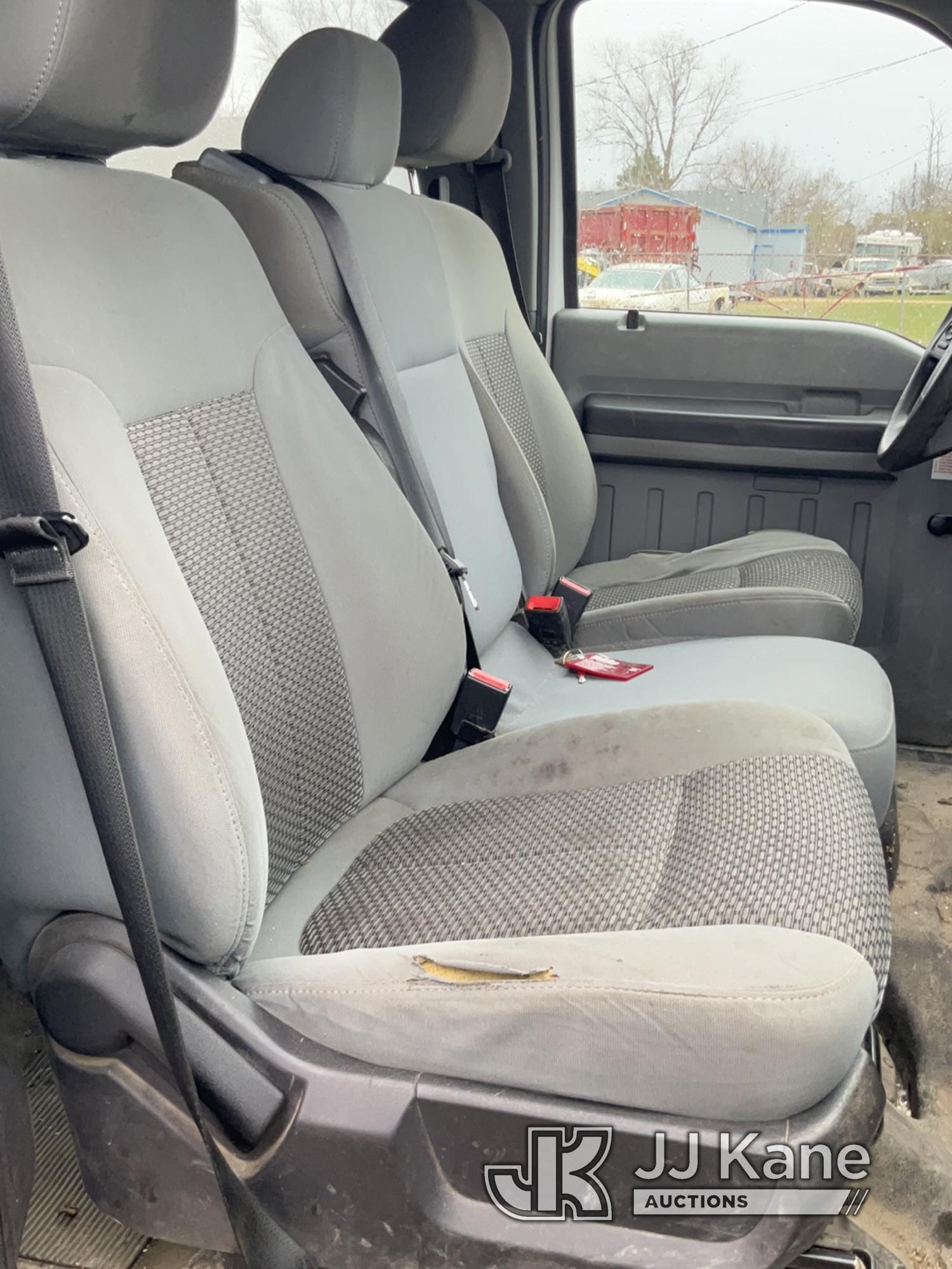 (South Beloit, IL) 2015 Ford F250 4x4 Crew-Cab Pickup Truck Runs & Moves) (Paint Damage, Seller Stat