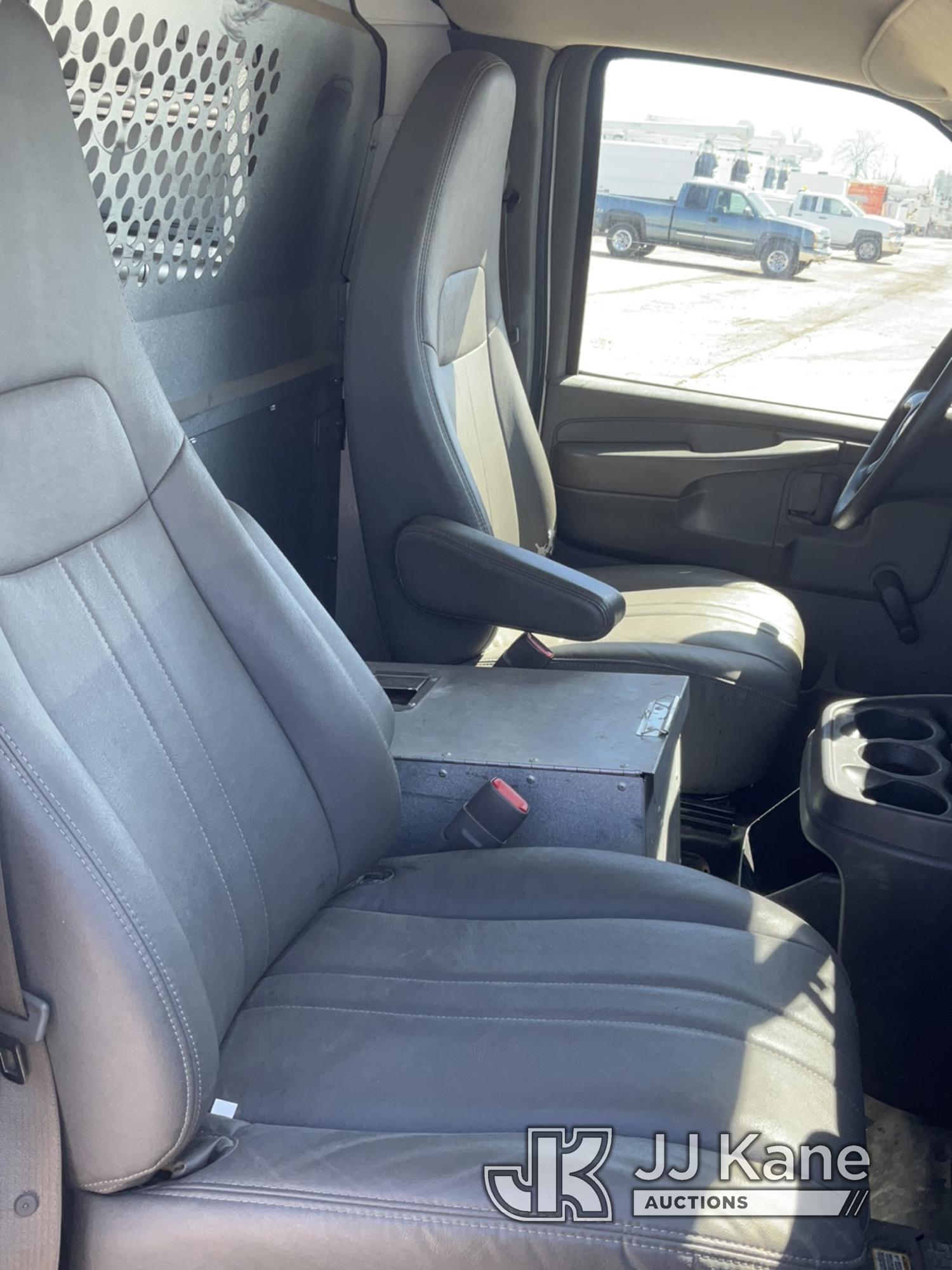 (South Beloit, IL) 2011 Chevrolet Express G2500 Cargo Van Runs & Moves) (Jump to Start-Needs Battery