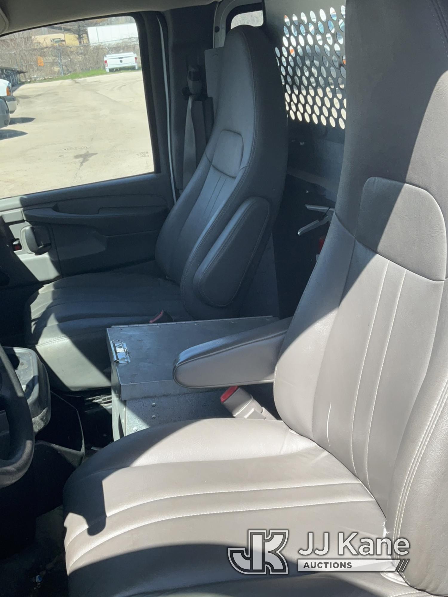 (South Beloit, IL) 2011 Chevrolet Express G2500 Cargo Van Runs & Moves) (Jump to Start-Needs Battery