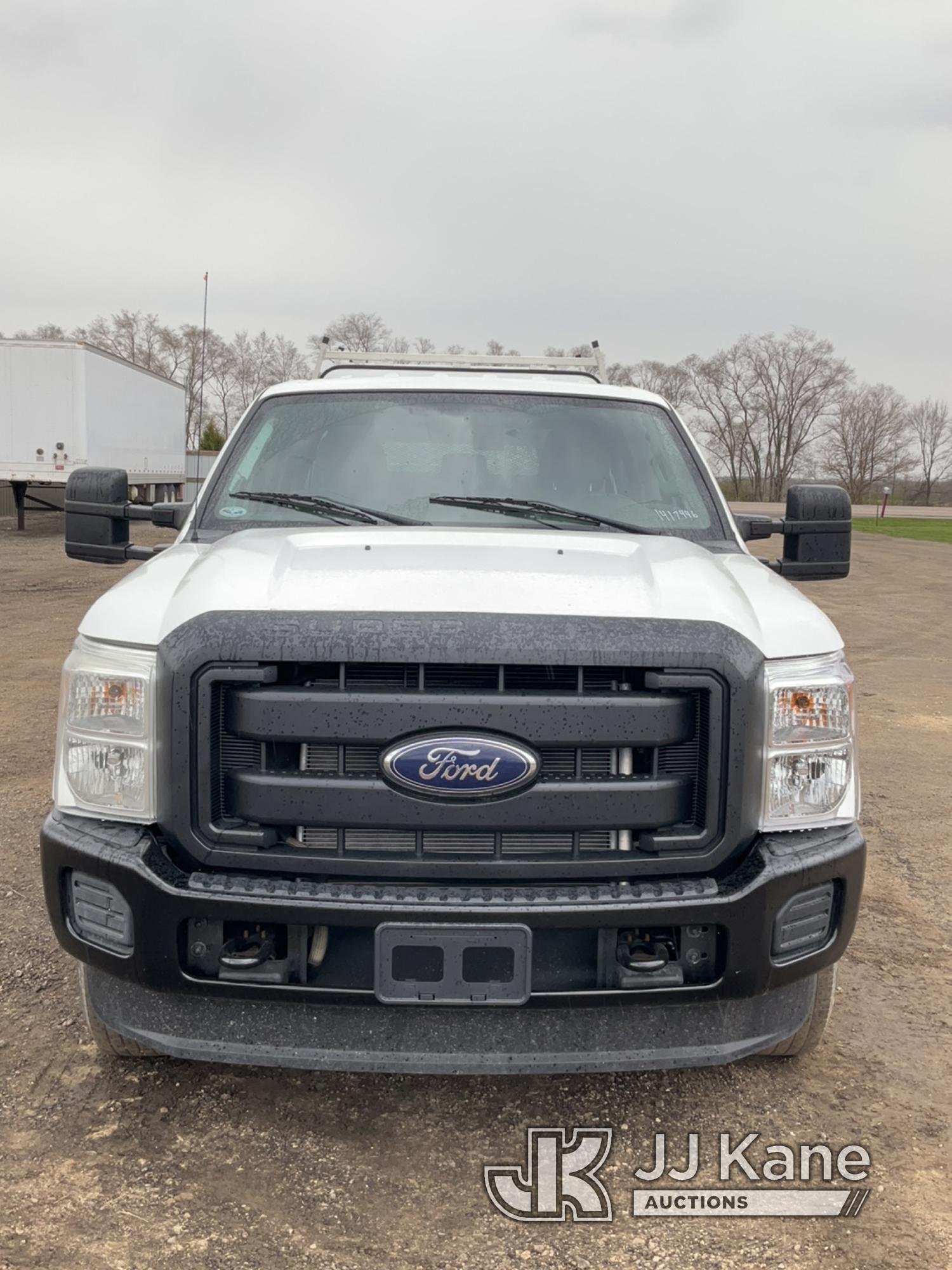 (South Beloit, IL) 2015 Ford F250 4x4 Crew-Cab Pickup Truck Runs & Moves) (Paint Damage, Seller Stat