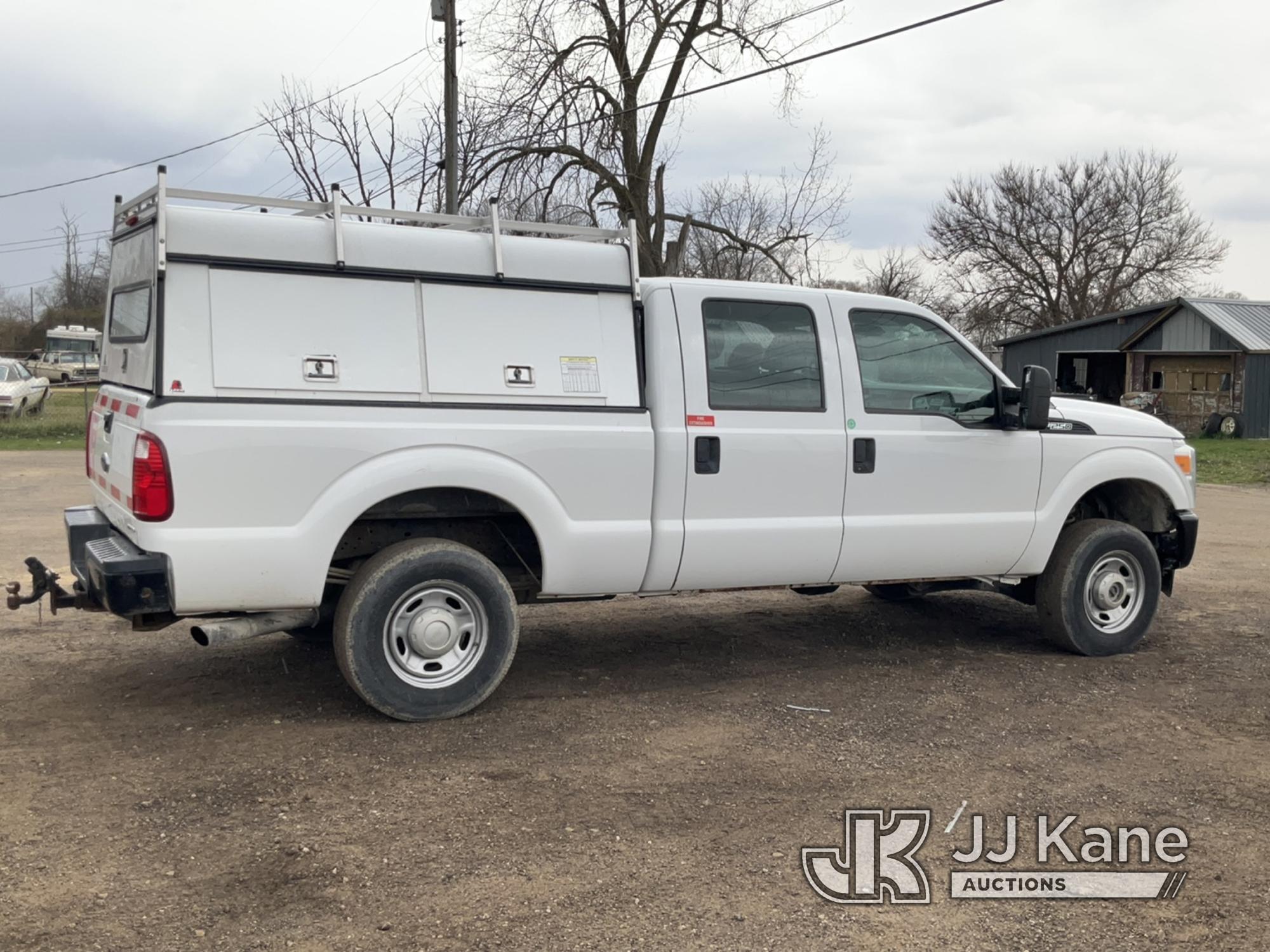 (South Beloit, IL) 2015 Ford F250 4x4 Crew-Cab Pickup Truck Runs & Moves) (Paint Damage, Seller Stat