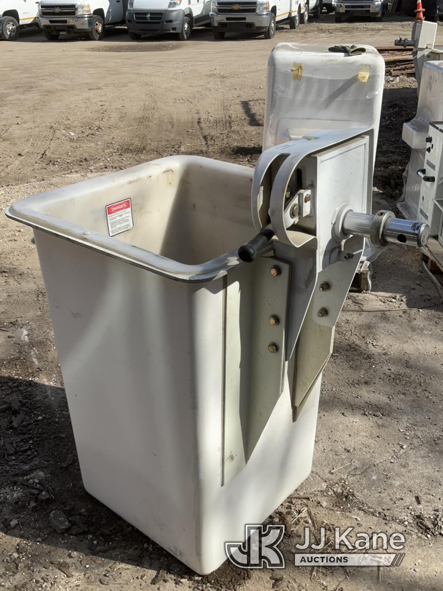 (Des Moines, IA) Altec Bucket with Liner 28in x 28in area 3ft 4in tall NOTE: This unit is being sold