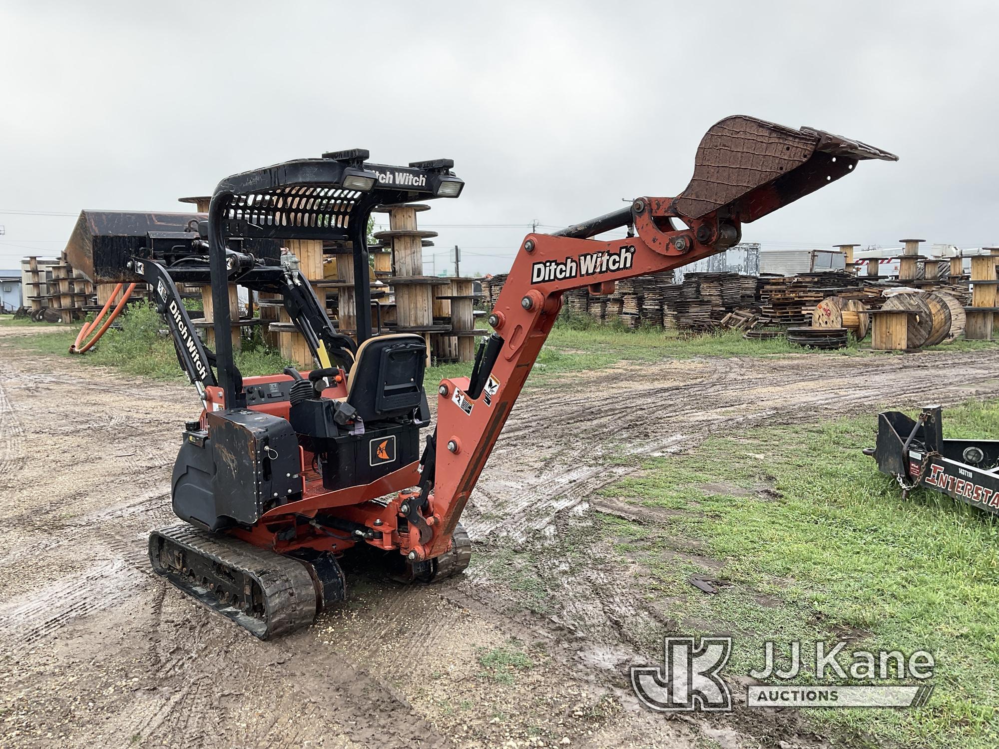 (San Antonio, TX) 2013 Ditch Witch XT855 Ride-On Tool Carrier Runs & Operates) (Jump to Start