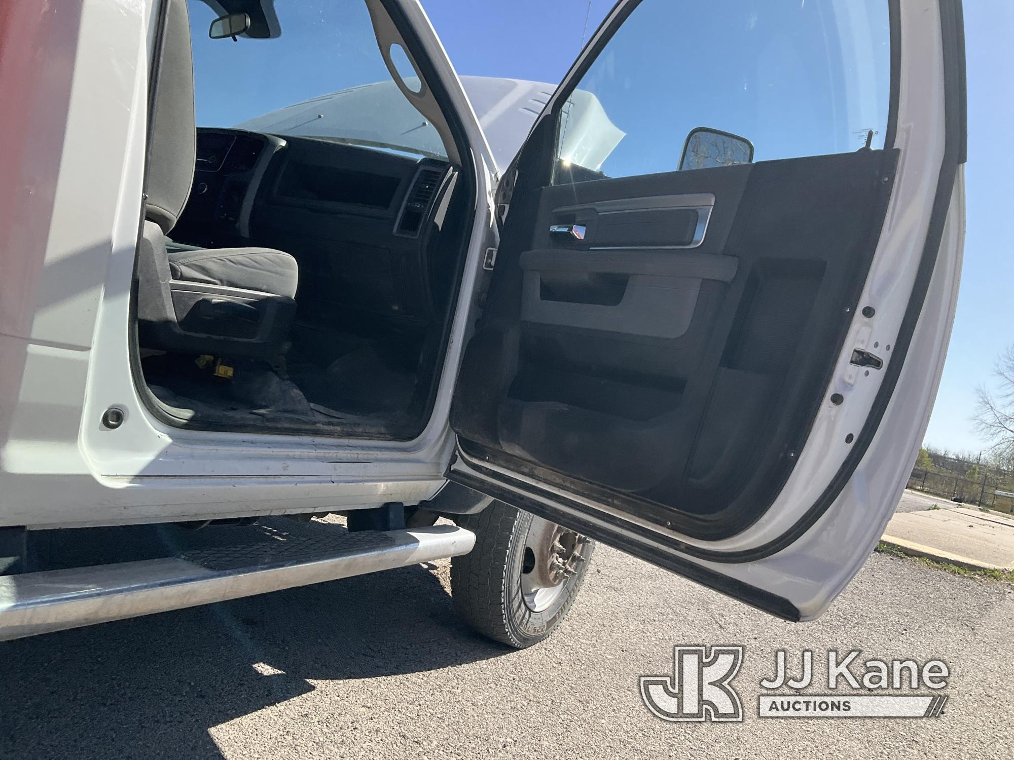 (Kansas City, MO) Altec AT40G, Articulating & Telescopic Bucket mounted behind cab on 2015 RAM 5500