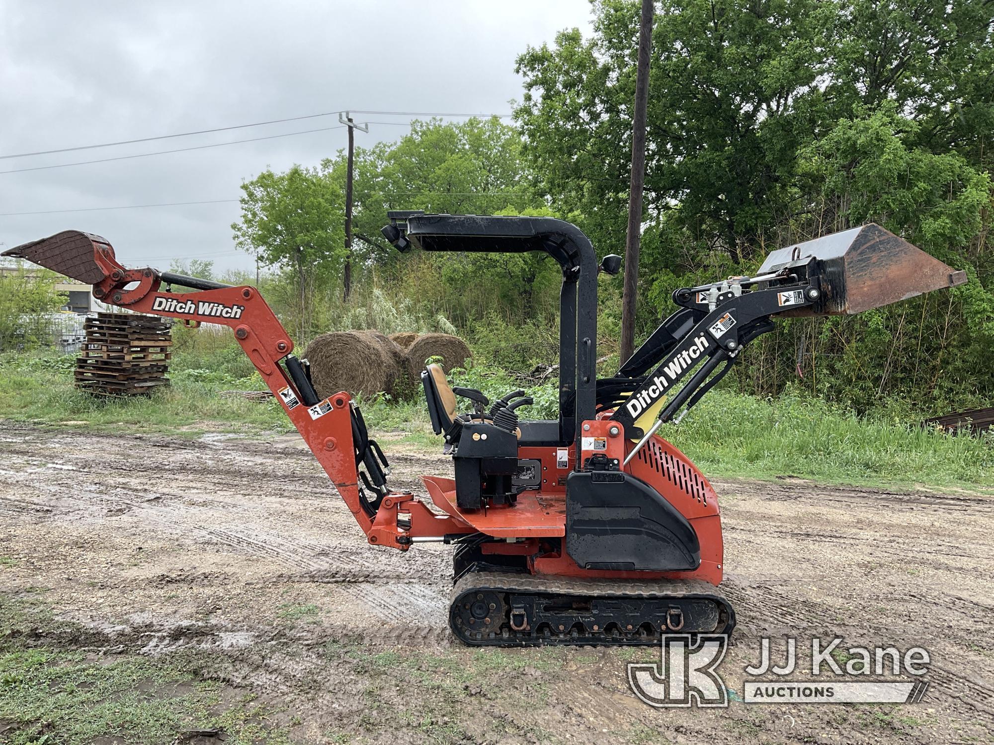 (San Antonio, TX) 2013 Ditch Witch XT855 Ride-On Tool Carrier Runs & Operates) (Jump to Start