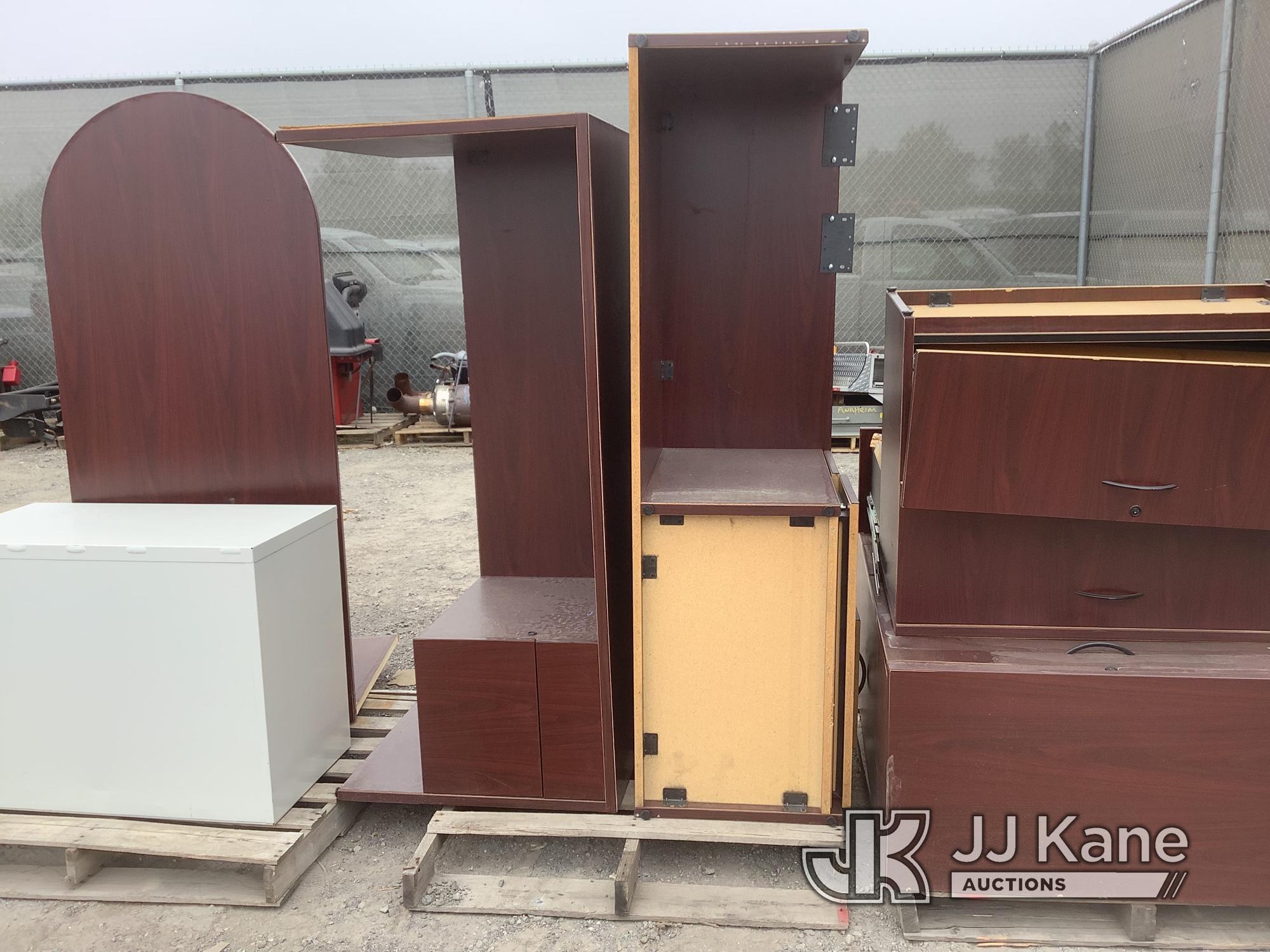 (Jurupa Valley, CA) 6 Pallets Of Office Furniture (Used) NOTE: This unit is being sold AS IS/WHERE I