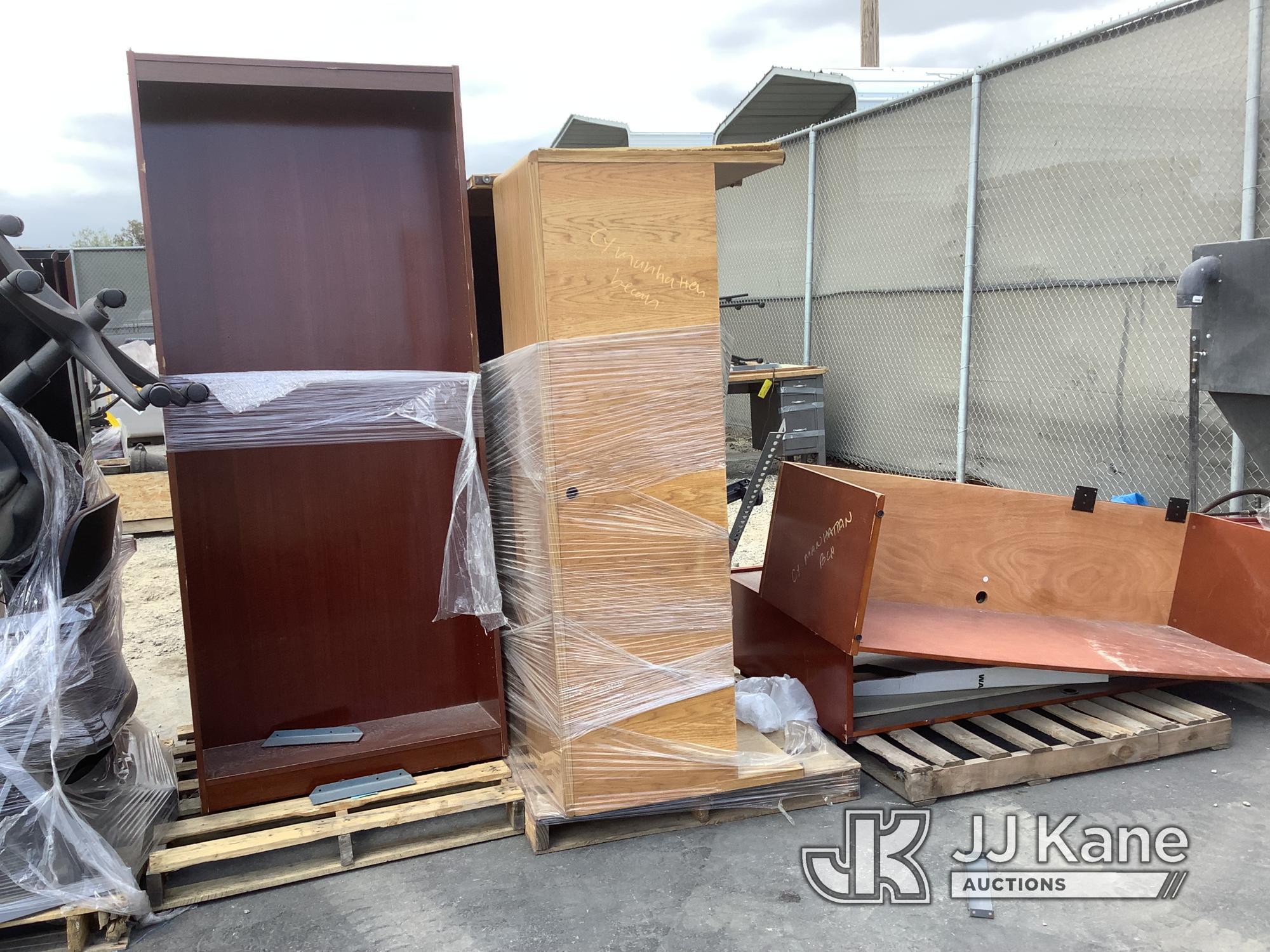 (Jurupa Valley, CA) 3 Pallets Of Office Furniture Pieces (Used) NOTE: This unit is being sold AS IS/