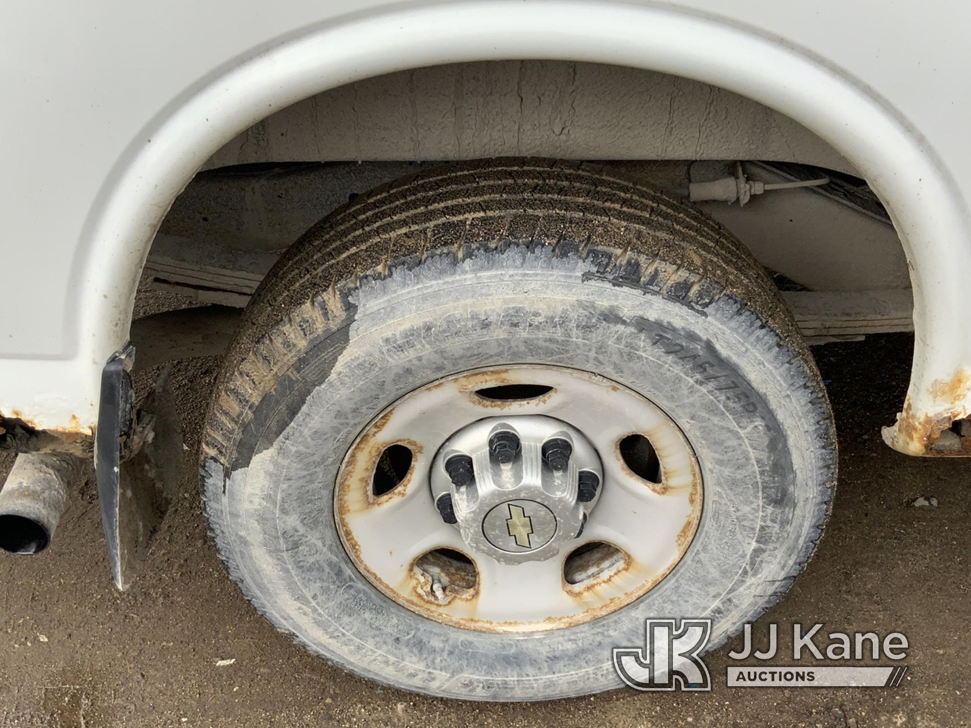 (Charlotte, MI) 2010 Chevrolet Express G2500 Cargo Van Runs, Moves, Jump to Start, Rust