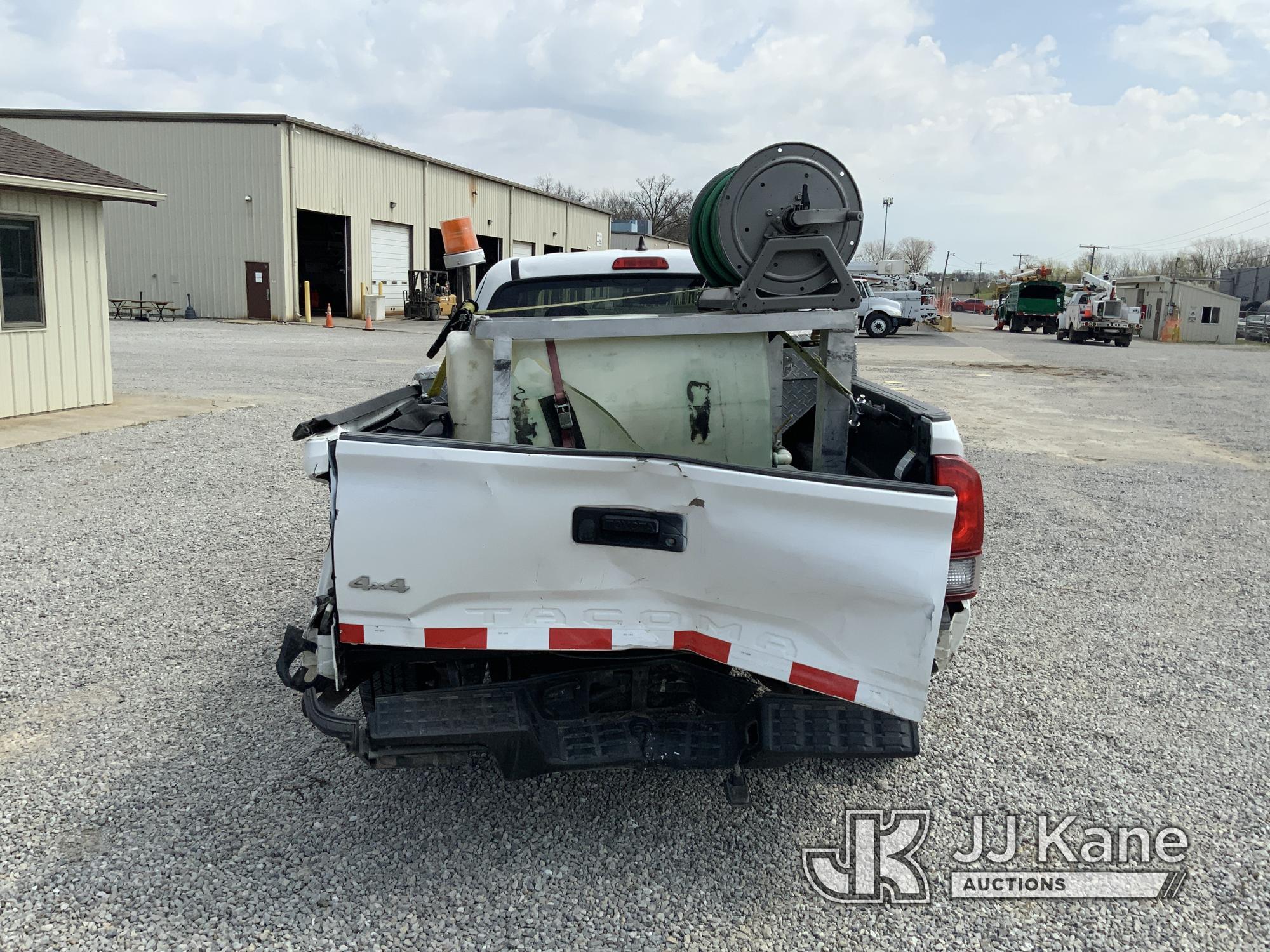 (Fort Wayne, IN) 2019 Toyota Tacoma 4x4 Extended-Cab Pickup Truck Runs & Moves) (Wrecked