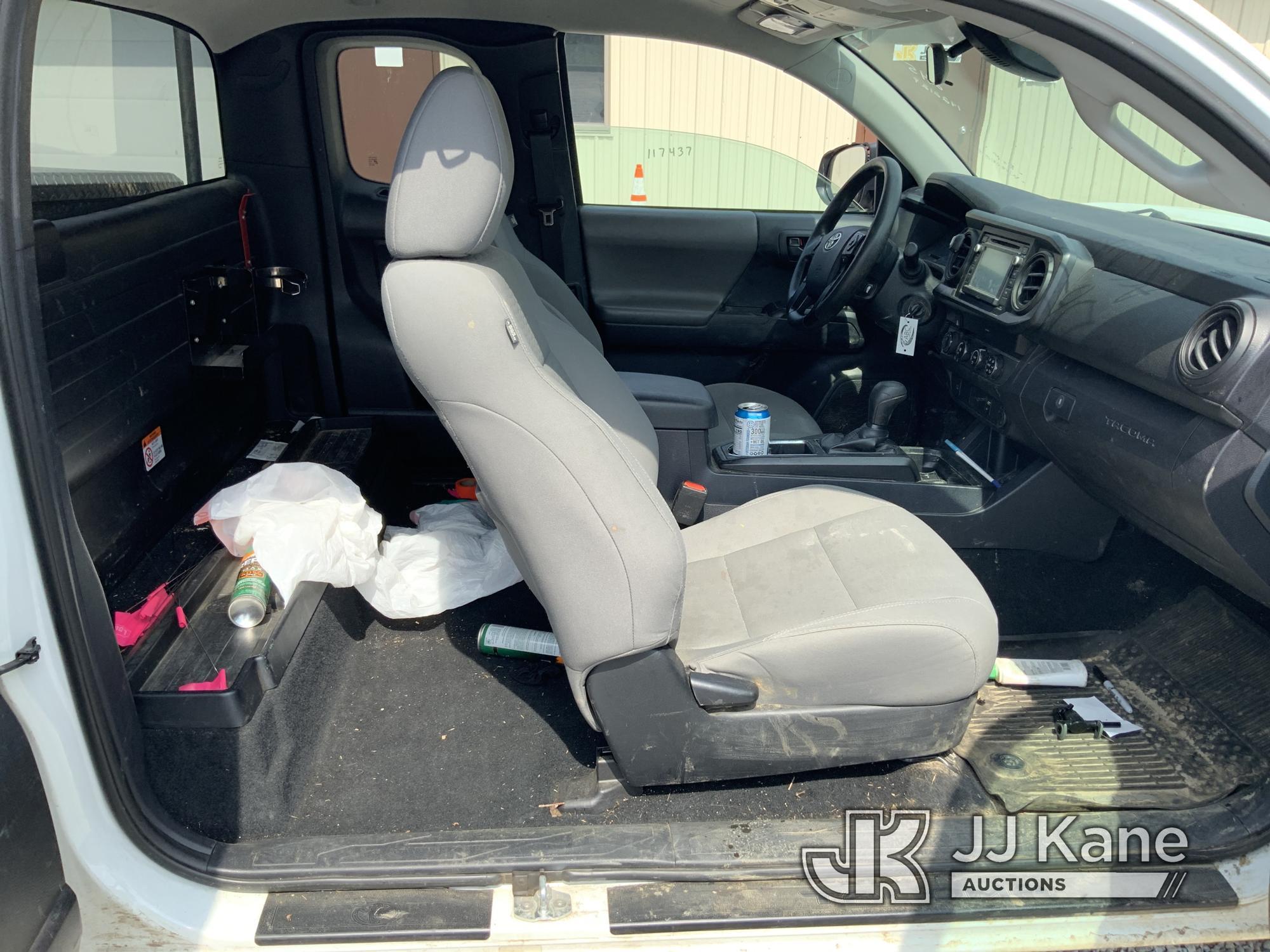 (Fort Wayne, IN) 2019 Toyota Tacoma 4x4 Extended-Cab Pickup Truck Runs & Moves) (Wrecked