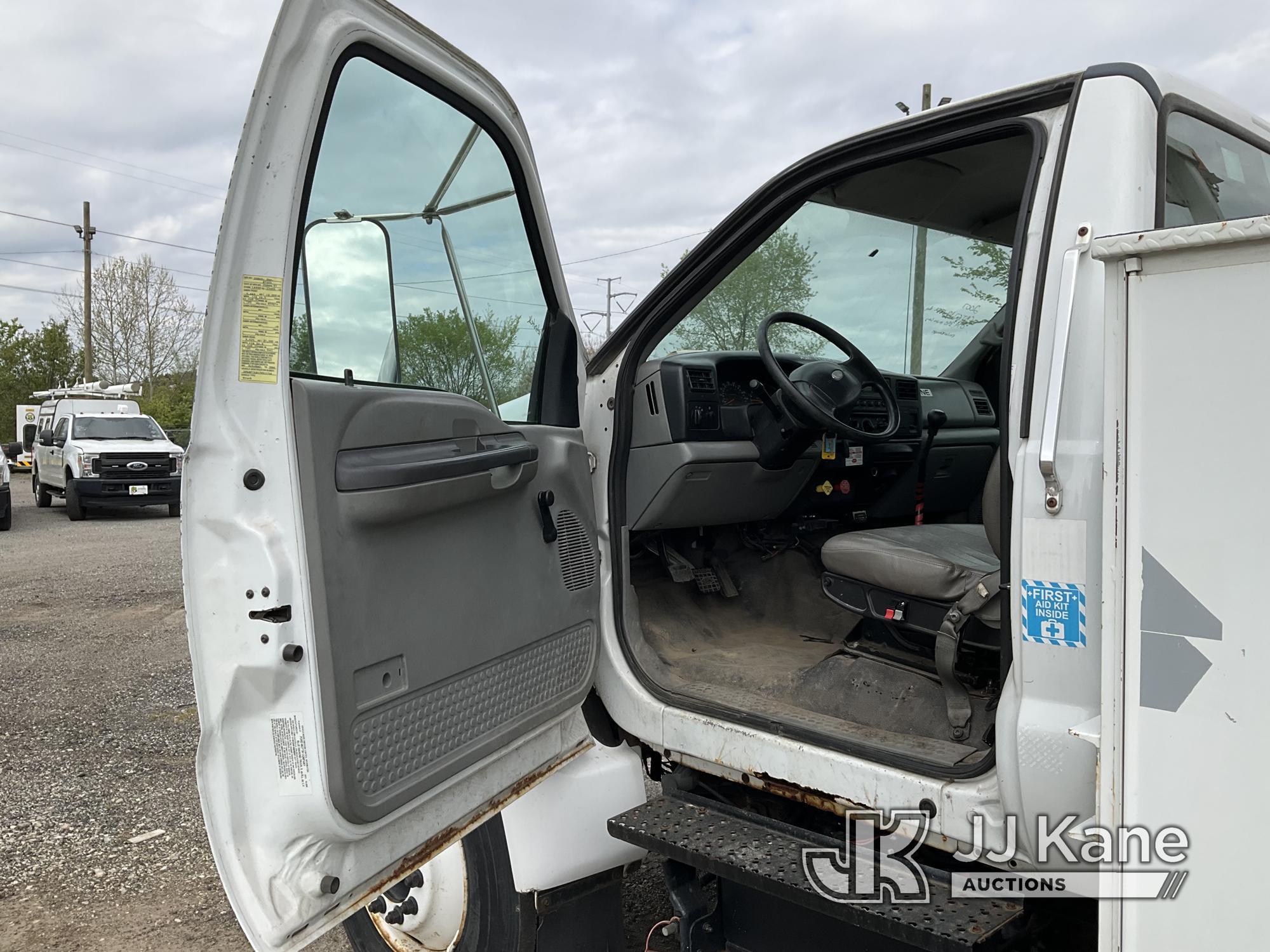 (Plymouth Meeting, PA) Terex/HiRanger HRX55-MH, Material Handling Bucket Truck rear mounted on 2007