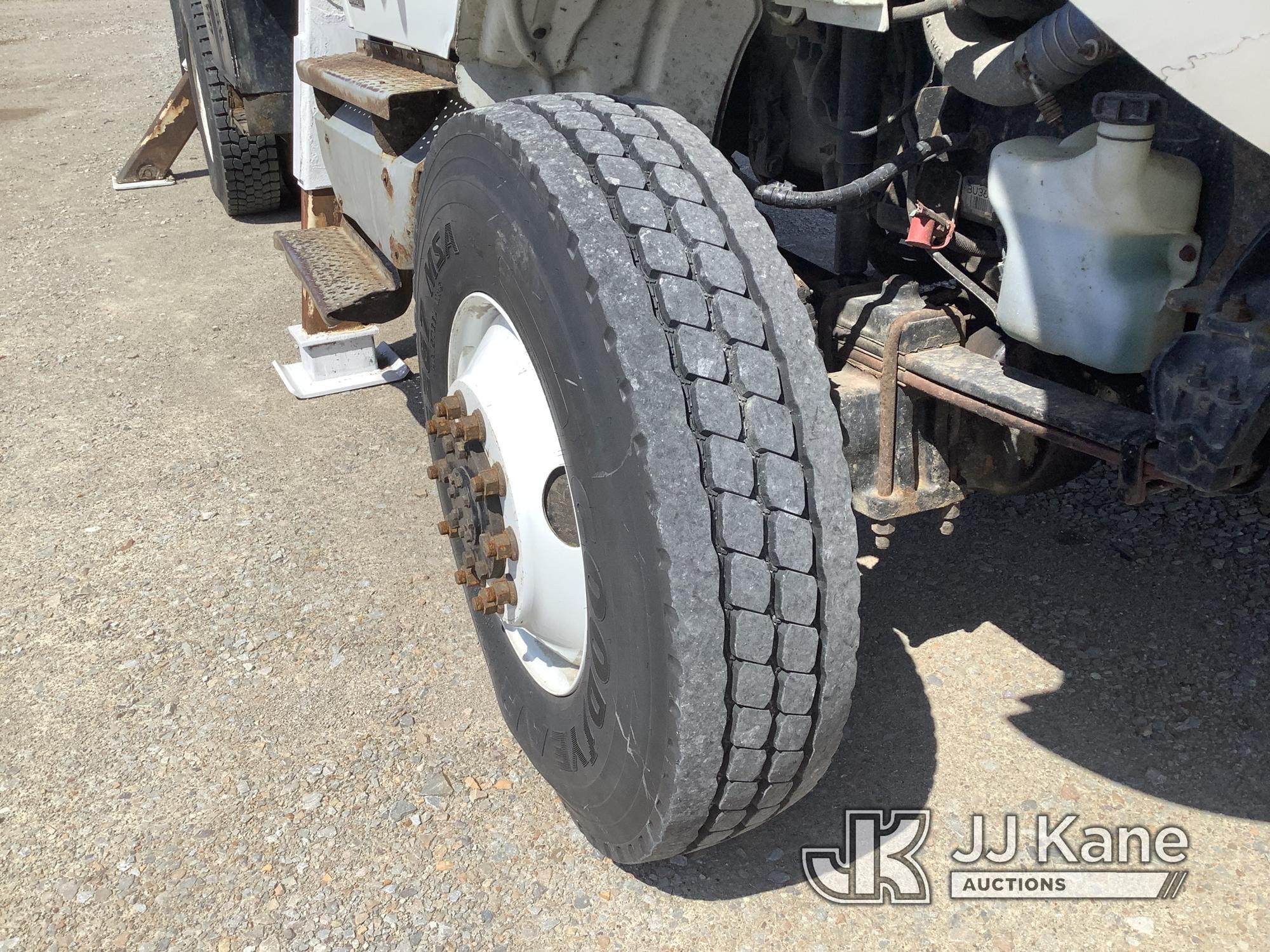 (Smock, PA) Altec LRV60-E70RM, Over-Center Elevator Bucket center mounted on 2012 Freightliner M2 10