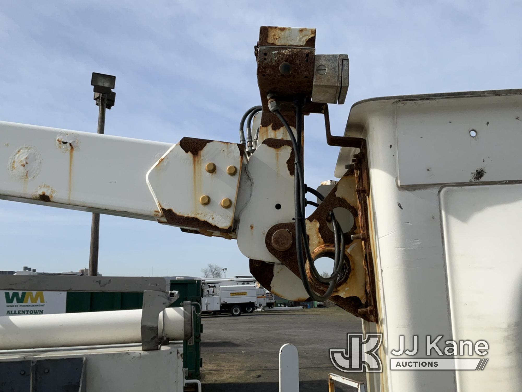 (Plains, PA) Altec AT200A, Telescopic Non-Insulated Bucket Truck mounted on 2014 Ford F450 Service T