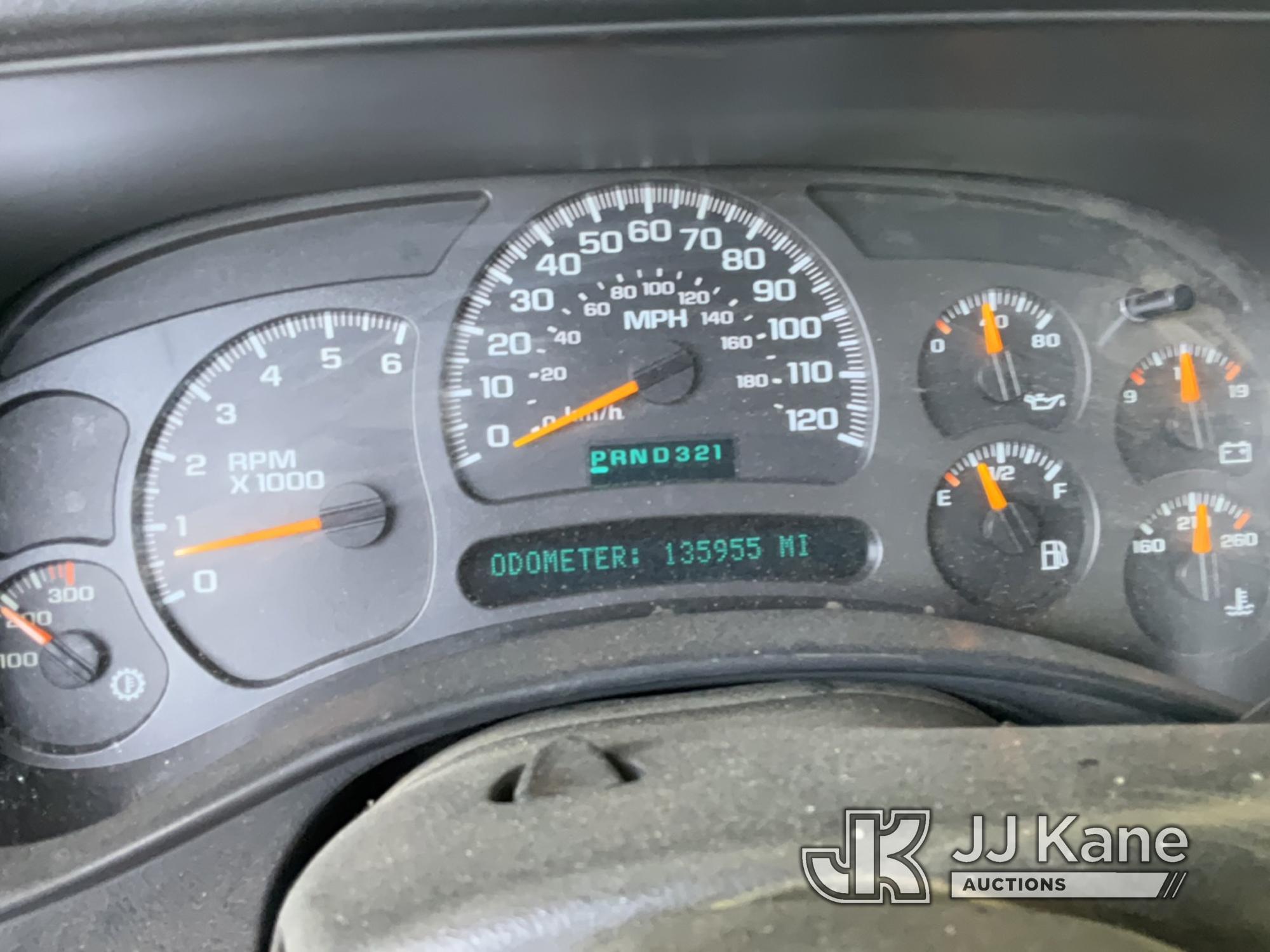 (Jurupa Valley, CA) 2004 Chevrolet Silverado 2500HD Extended-Cab Pickup Truck Runs & Moves