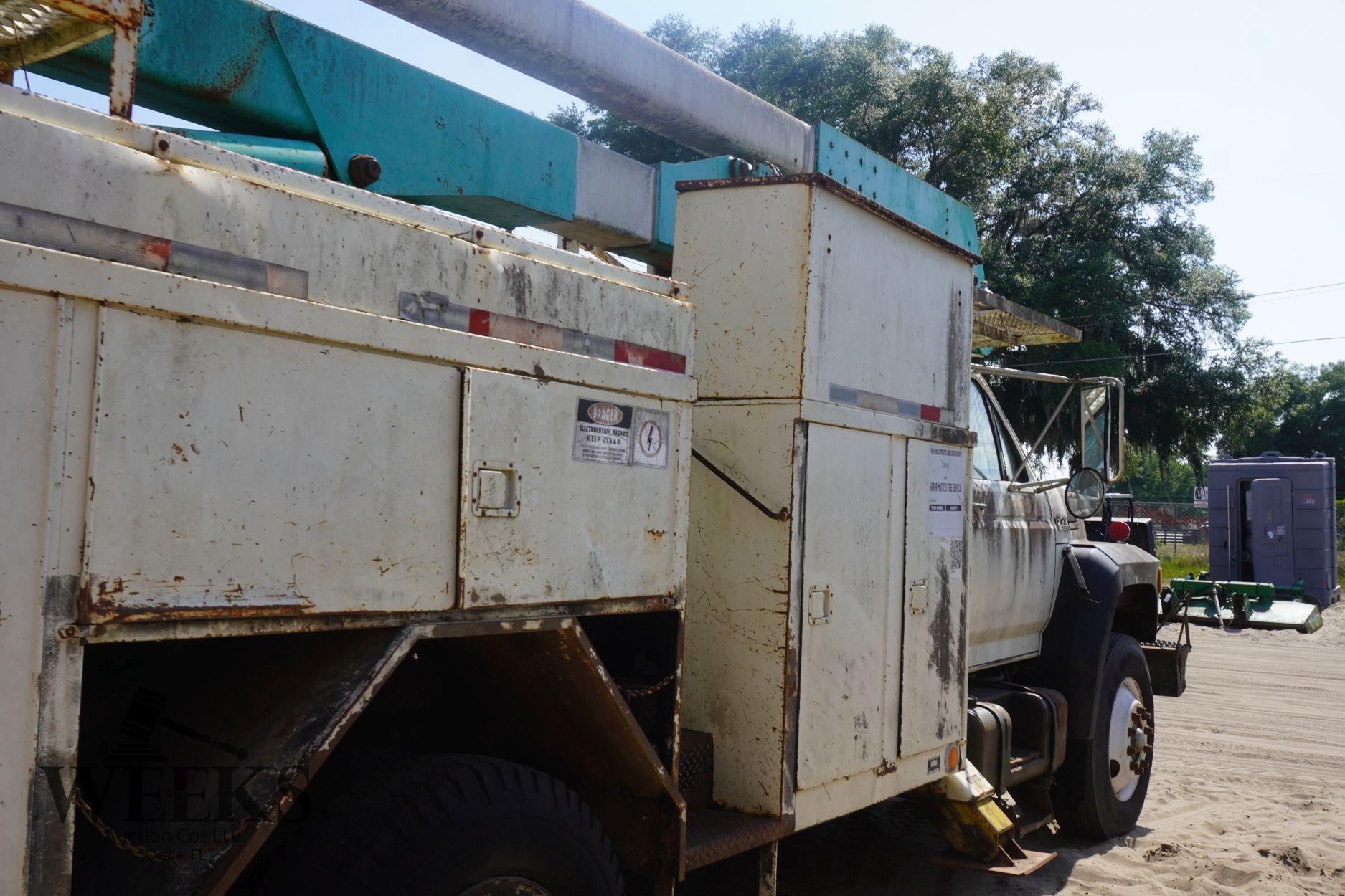 FORD F800 BUCKET TRUCK