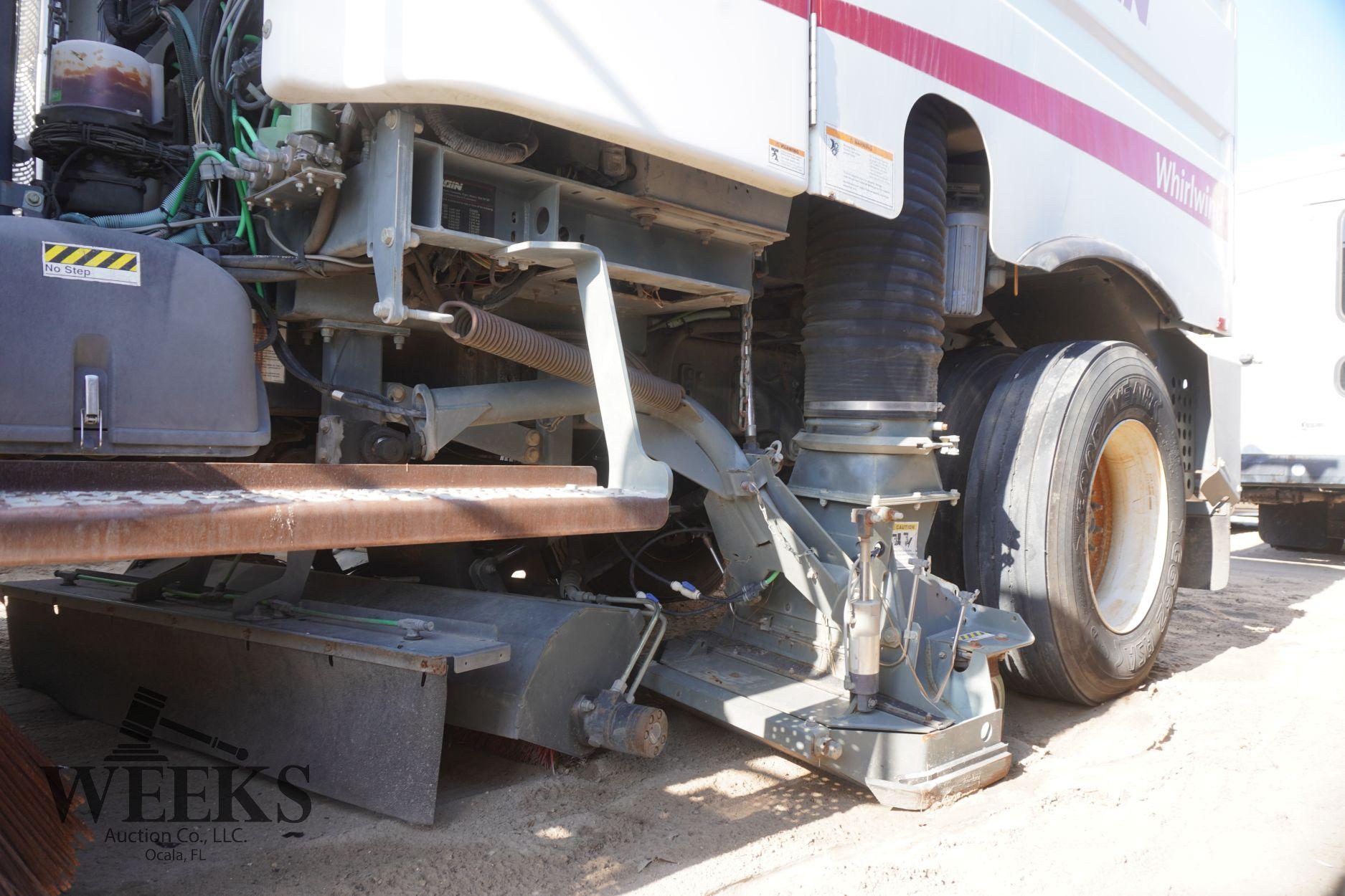 FREIGHTLINER W/SWEEPER