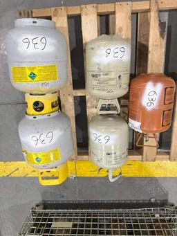 (1) 25LB 407C REFRIGERANT TANK; (2) 410A REFRIGERANT TANKS; (2) REFRIGERANT/RECOVERY TANKS