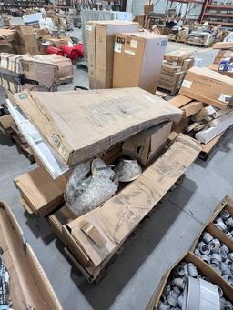 PALLET OF ASSORTED LIGHTING FIXTURES